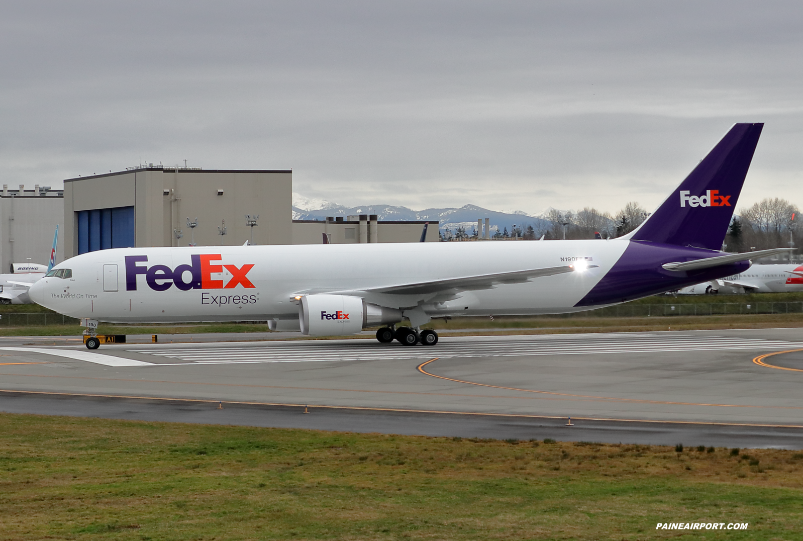 FedEx 767 N190FE at KPAE Paine Field