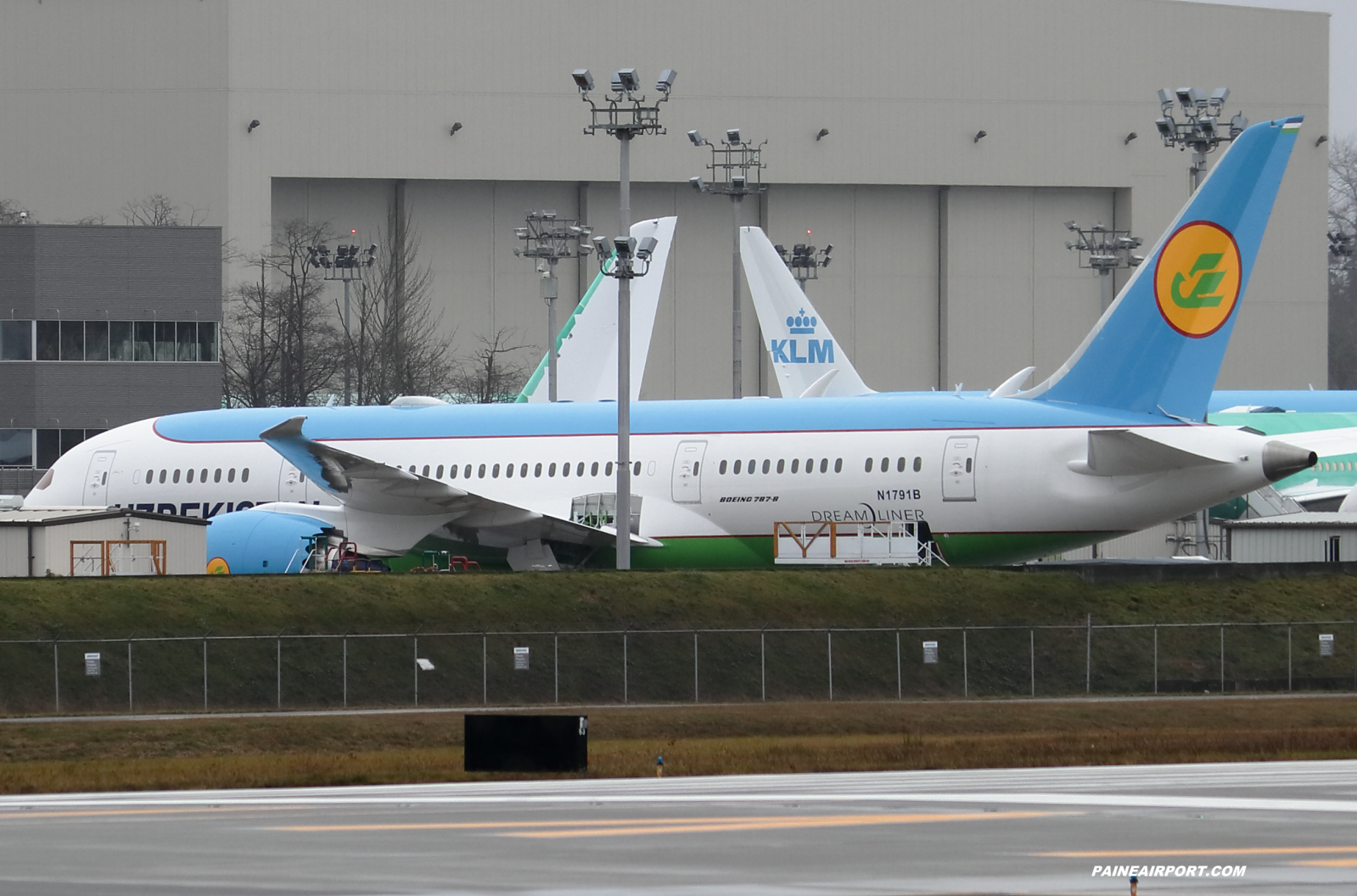 Uzbekistan Airways 787-8 UK78706 at KPAE Paine Field