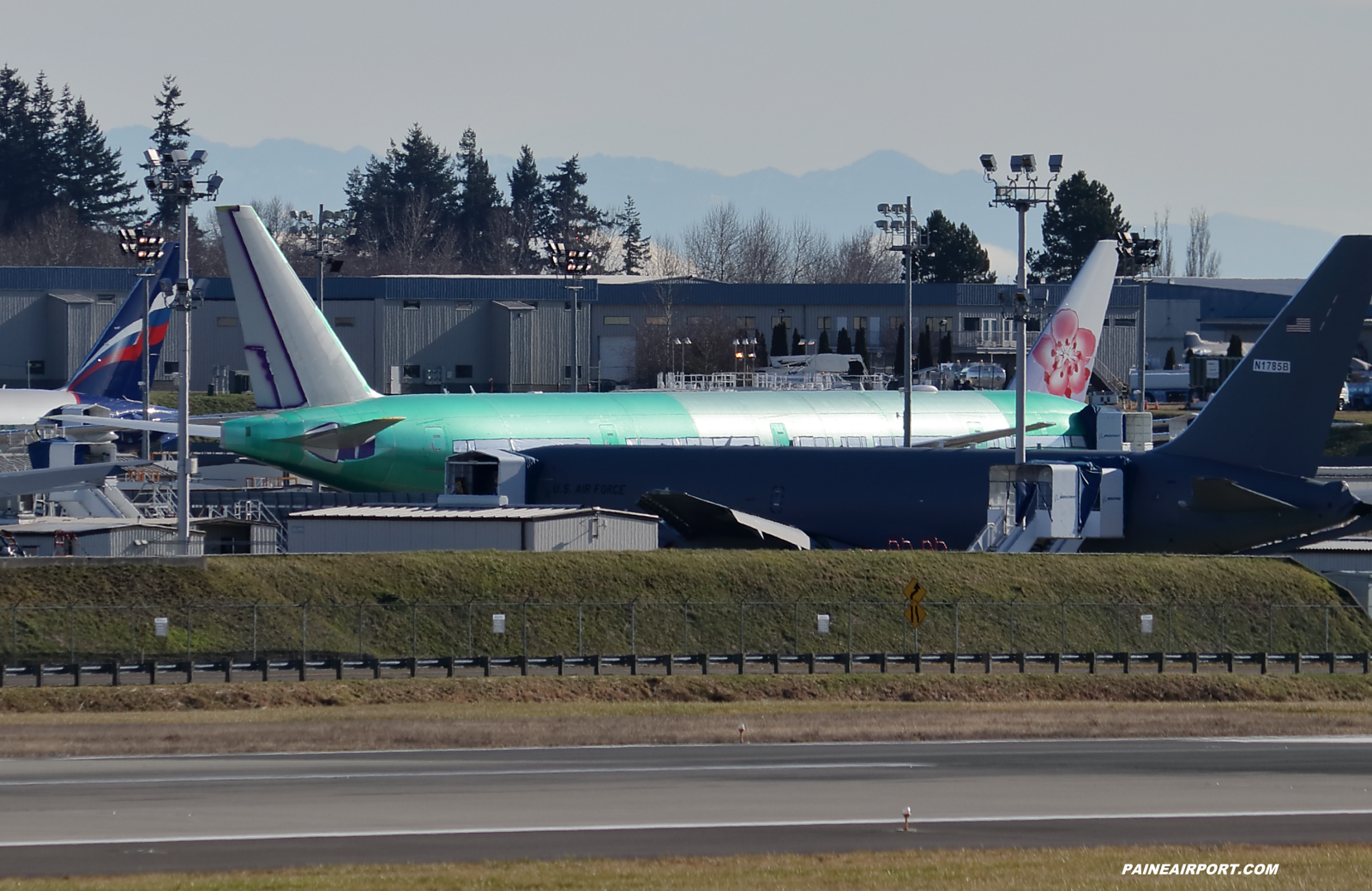 Thai Airways 777 at KPAE Paine Field