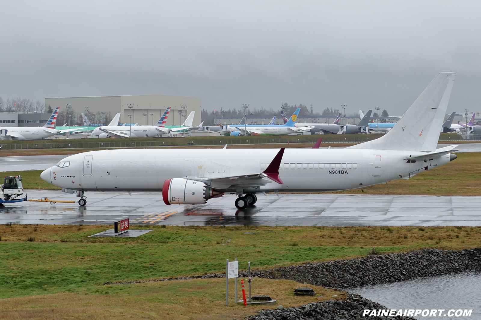 737 N981BA at KPAE Paine Field