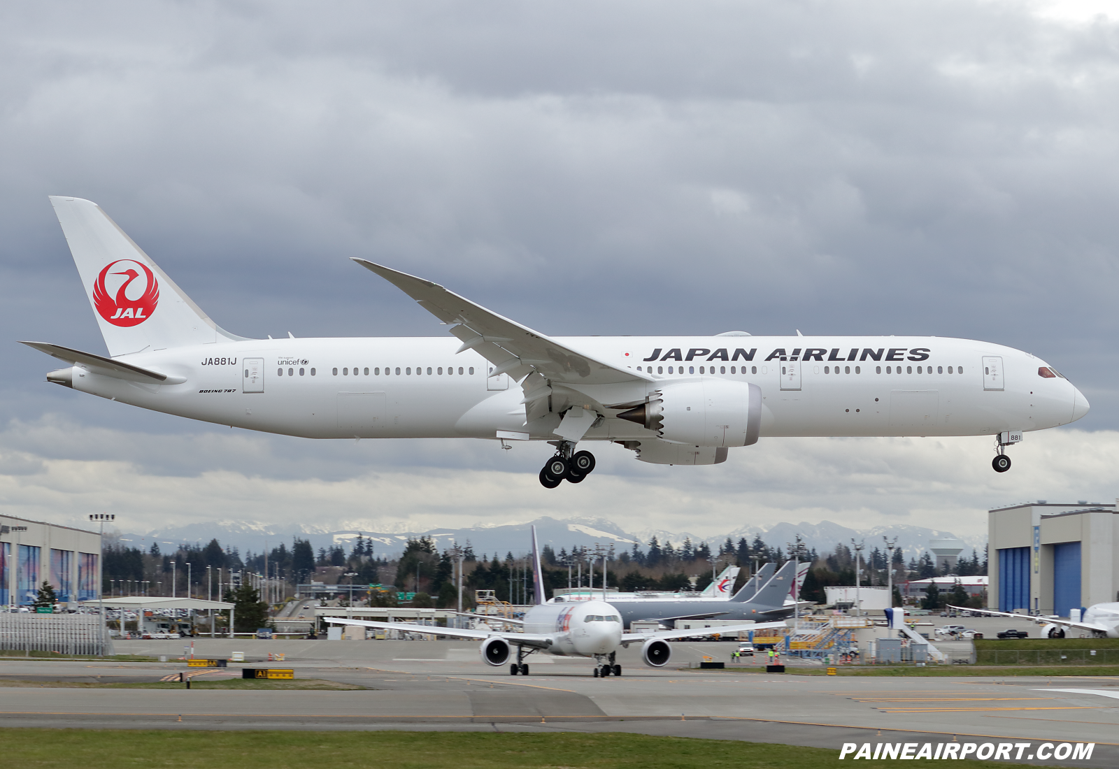 Japan Airlines 787-9 JA881J at KPAE Paine Field 