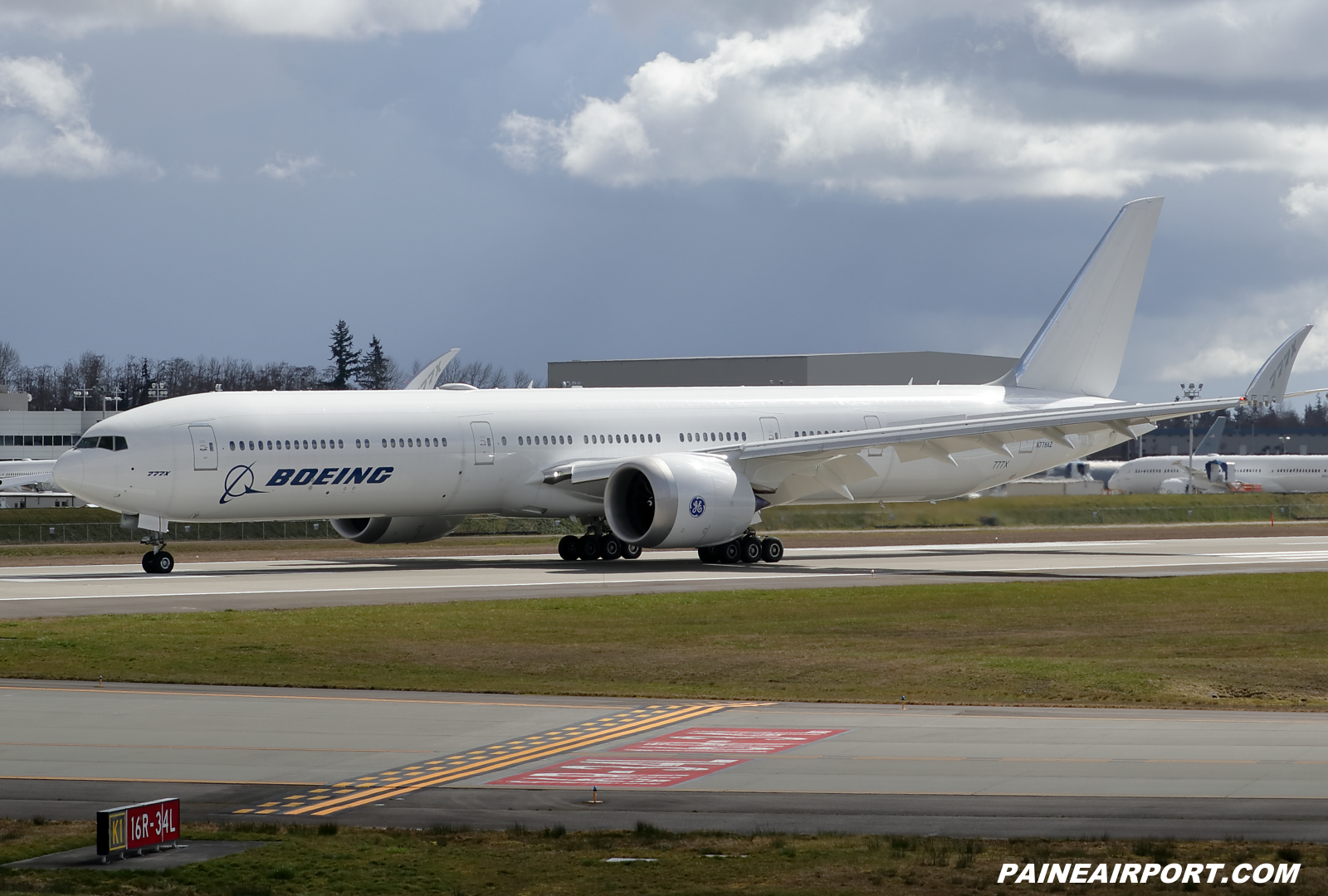 777-9 N779XZ at KPAE Paine Field