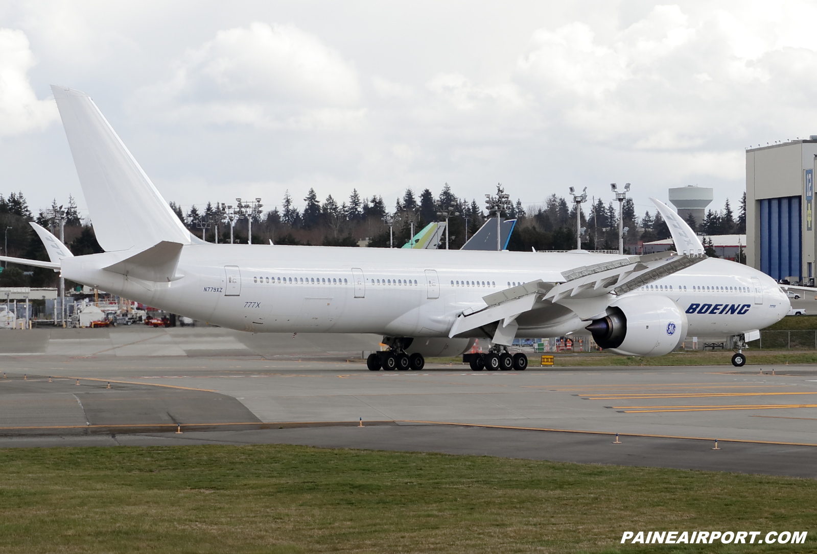 777-9 N779XZ at KPAE Paine Field