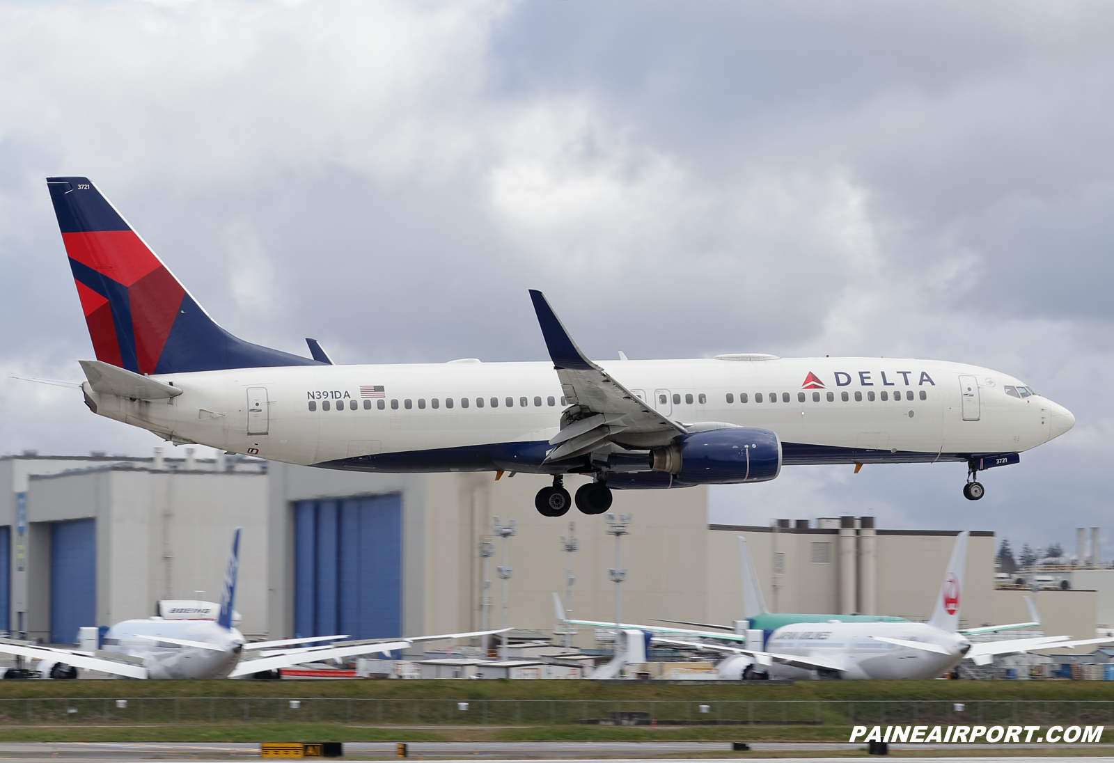 Delta Air Lines 737 N391DA at KPAE Paine Field