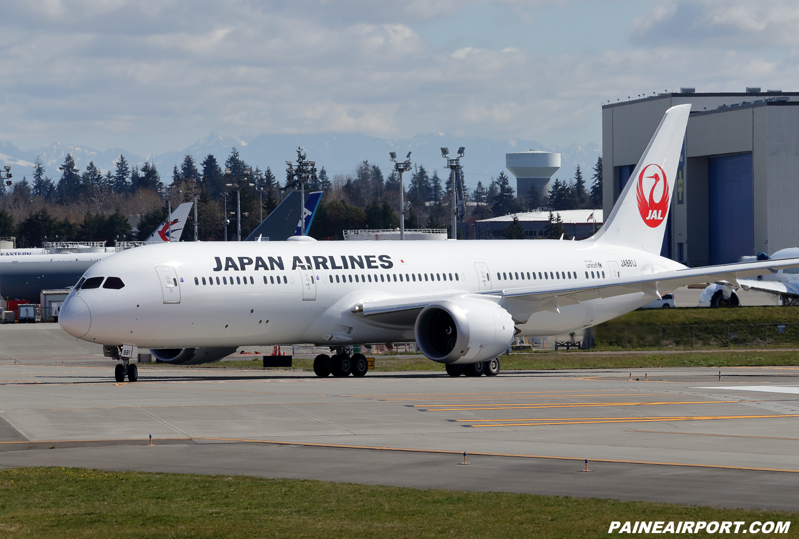 Japan Airlines 787-9 JA881J at KPAE Paine Field 