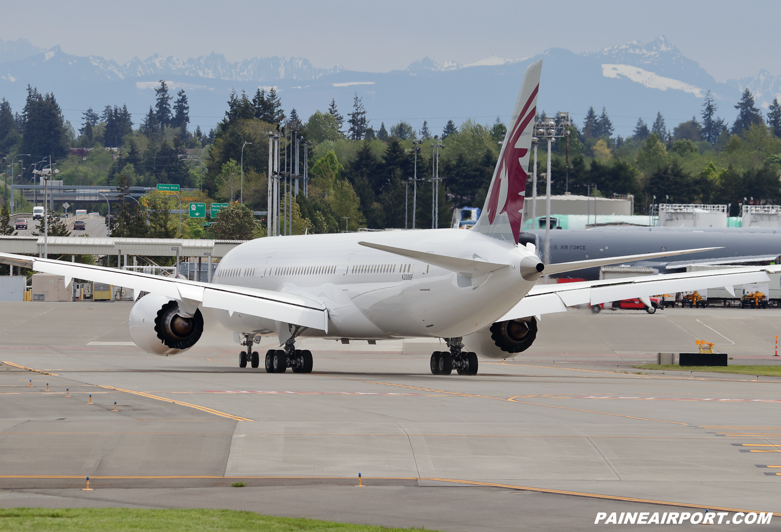 Qatar Airways 787-9 at KPAE Paine Field