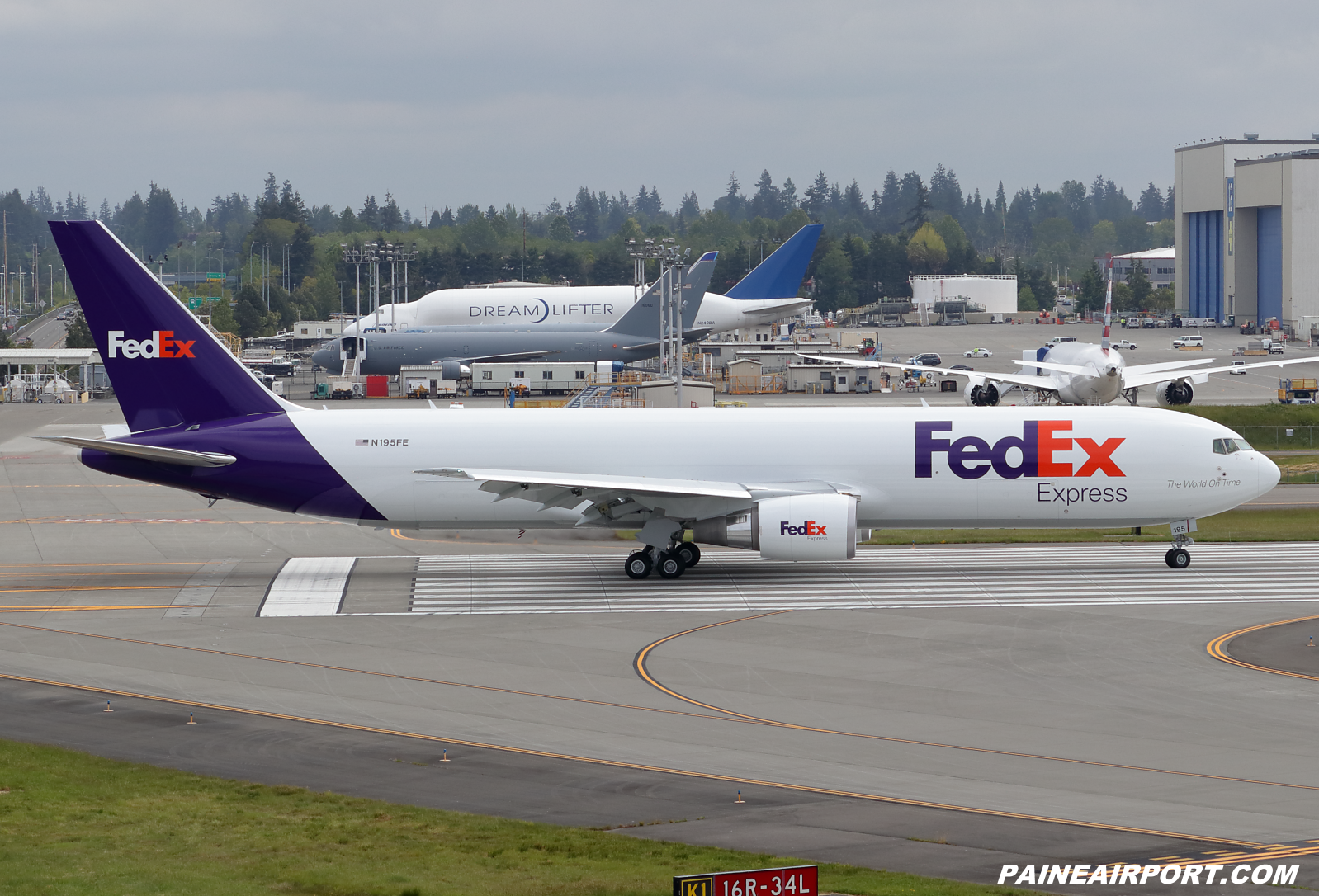 FedEx 767 N195FE at KPAE Paine Field