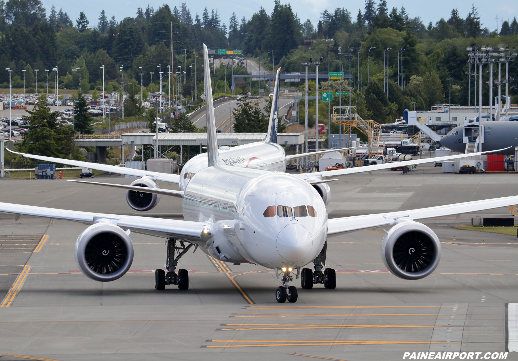 Qatar Airways 787-9 at KPAE Paine Field 