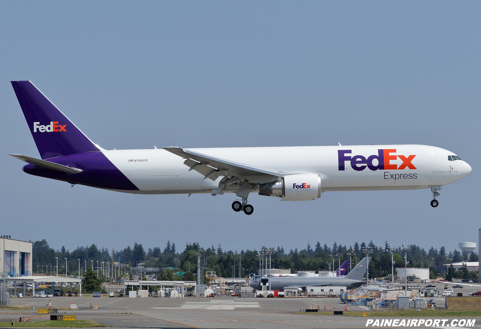 FedEx 767 N196FE at KPAE Paine Field