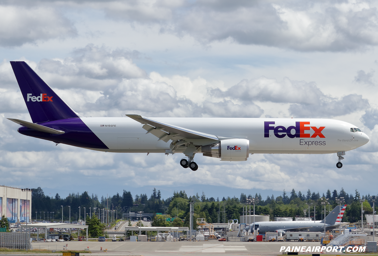 FedEx 767 N195FE at KPAE Paine Field