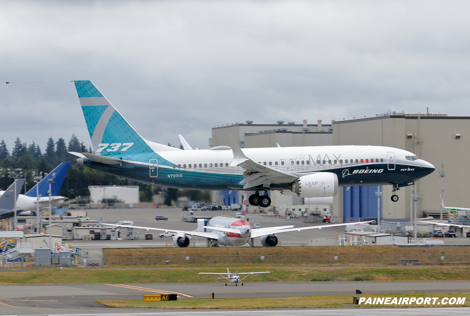 737 N7201S at KPAE Paine Field