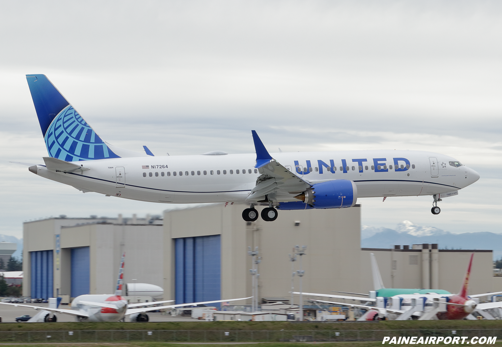 United Airlines 737 N17264 at KPAE Paine Field 