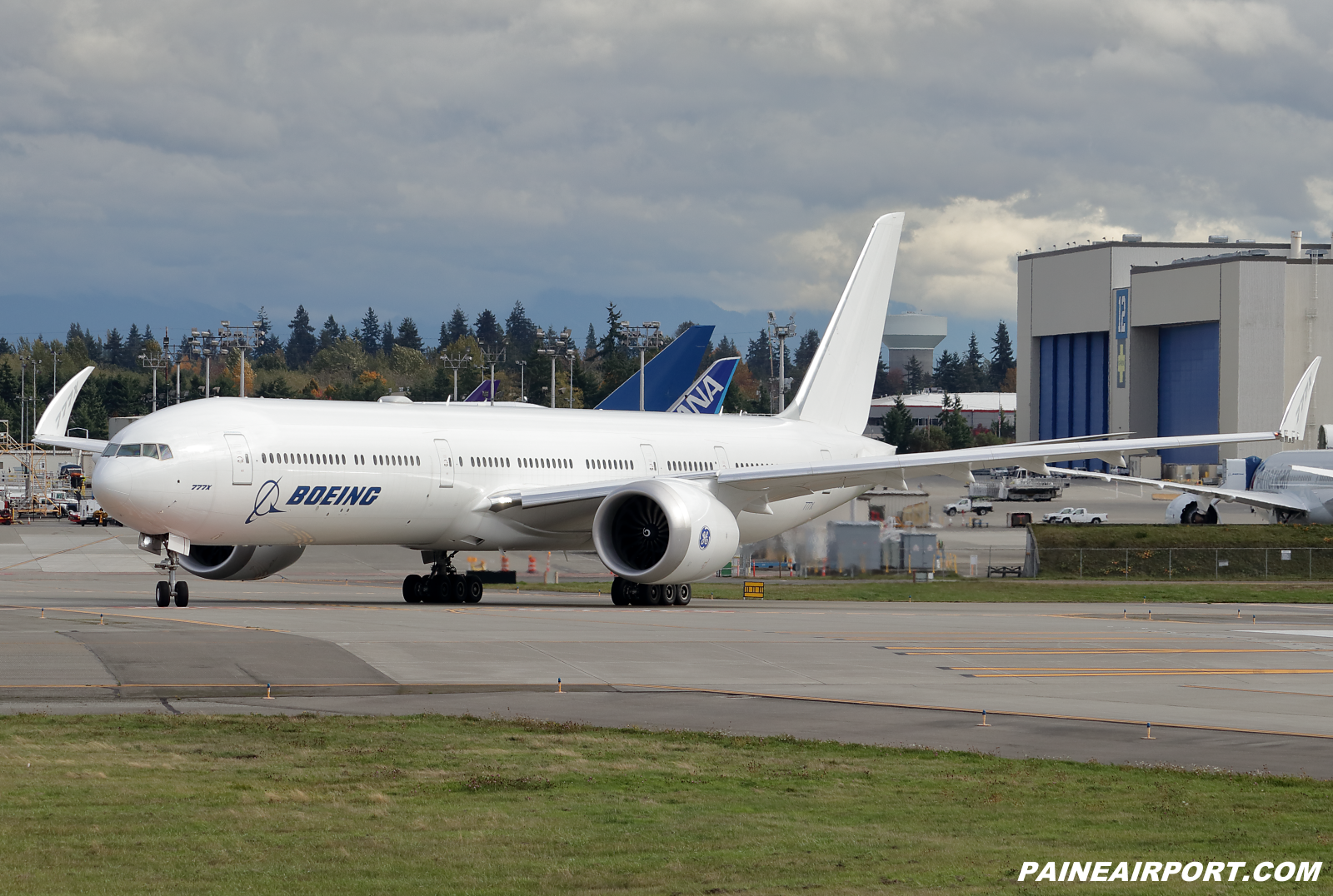 777-9 N779XZ at KPAE Paine Field