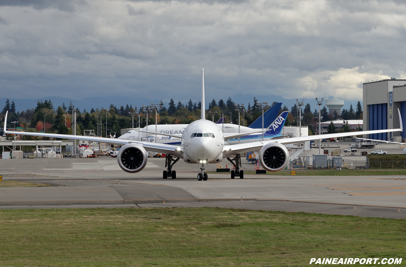 777-9 N779XZ at KPAE Paine Field