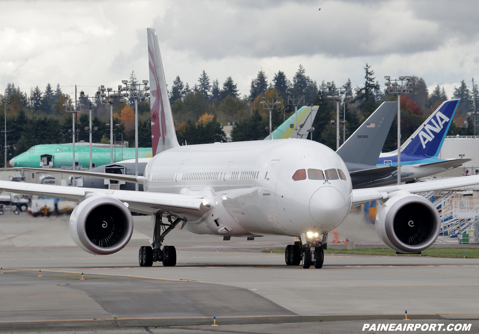 Qatar Airways 787-9 at KPAE Paine Field 