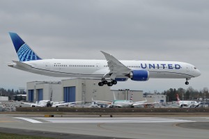 United Airlines 787-10 N13018 at KPAE